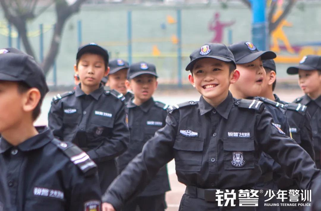 銳警少(shǎo)年(nián)警訓：海(hǎi)珠區(qū)新港中路(lù)小(xiǎo)學假前安全特警護衛營圓滿收官