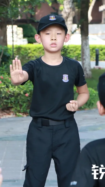 銳警少(shǎo)年(nián)警訓夏令營：化(huà)青春熱(rè)血為(wèi)鋼鐵(tiě)鋒芒