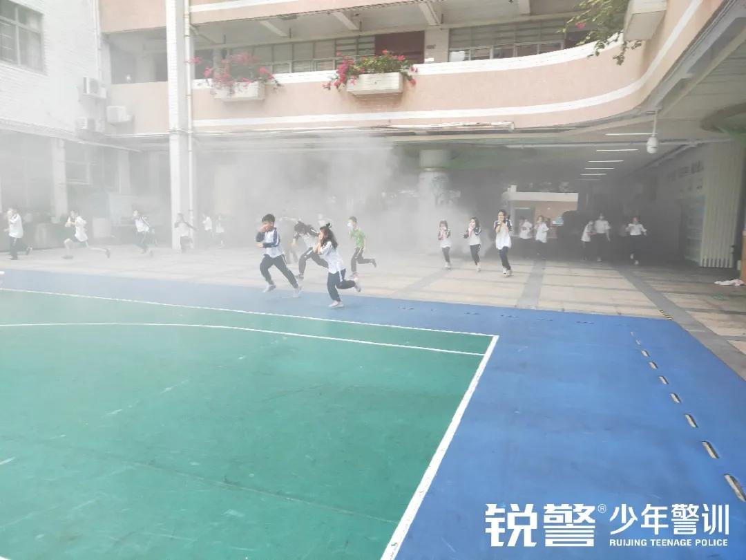 與安全同行(xíng)，走進天河(hé)區(qū)第一(yī)實驗小(xiǎo)學開(kāi)展消防安全教育活動