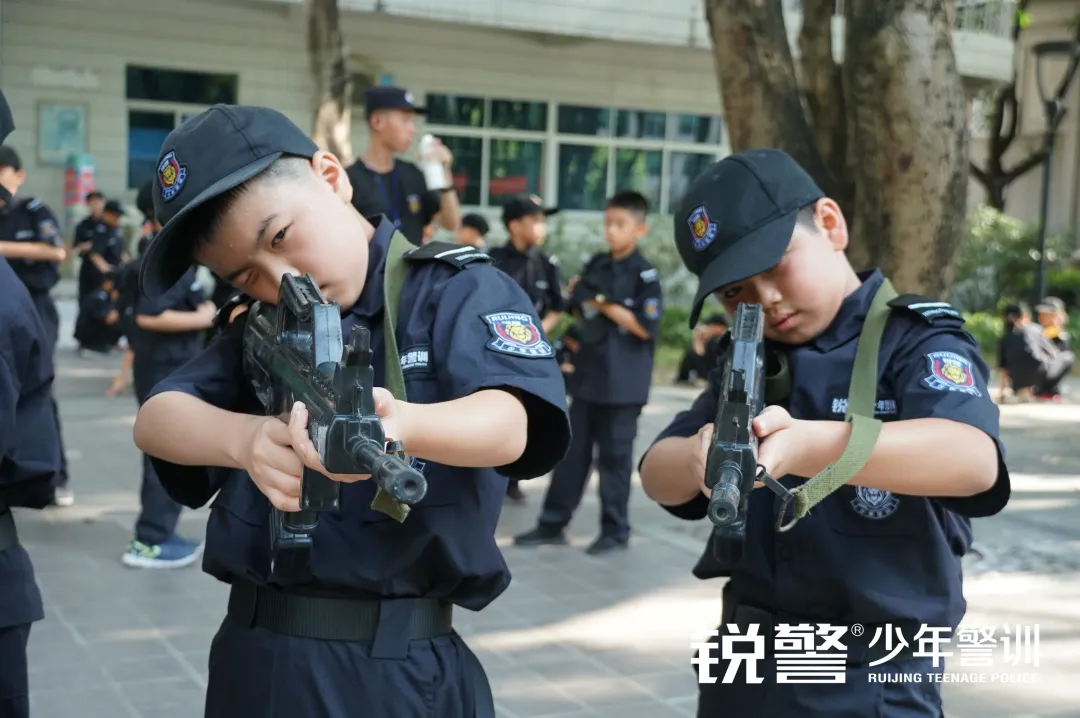 銳警少(shǎo)年(nián)警訓夏令營：化(huà)青春熱(rè)血為(wèi)鋼鐵(tiě)鋒芒