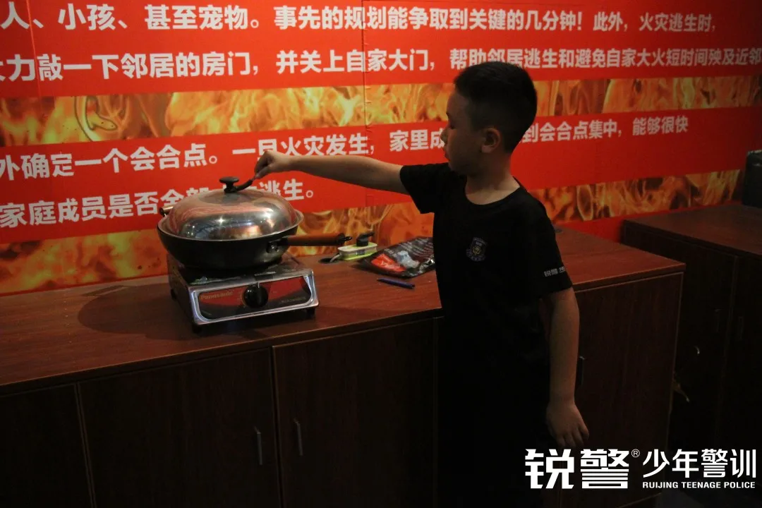 銳警少(shǎo)年(nián)警訓夏令營：化(huà)青春熱(rè)血為(wèi)鋼鐵(tiě)鋒芒