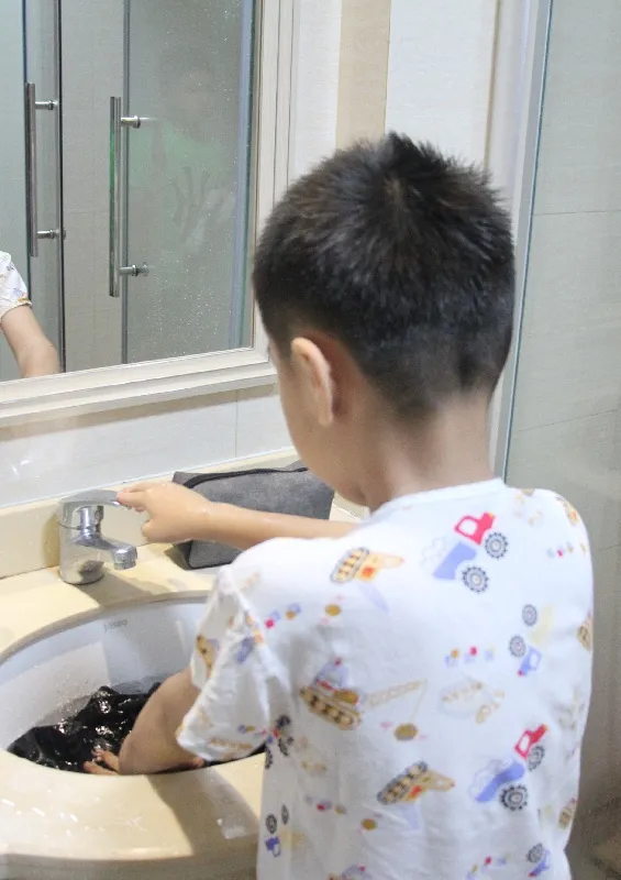 銳警少(shǎo)年(nián)警訓夏令營:走進警營,撰寫獨立堅強的(de)新篇章(zhāng)