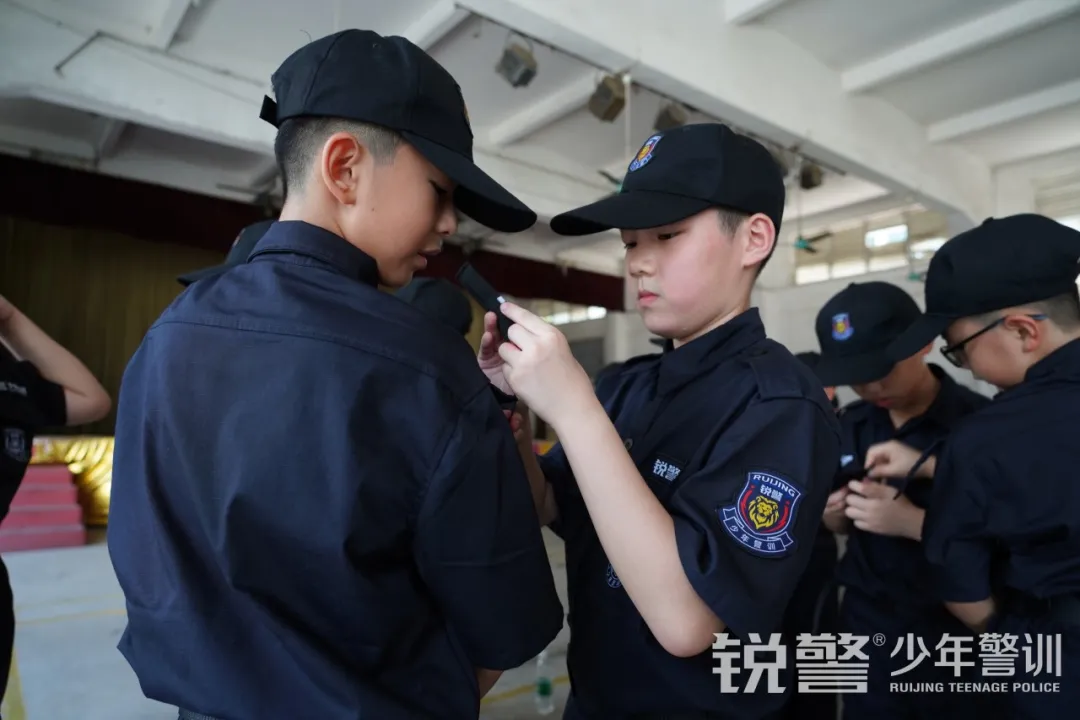 銳警少(shǎo)年(nián)警訓夏令營:走進警營,撰寫獨立堅強的(de)新篇章(zhāng)