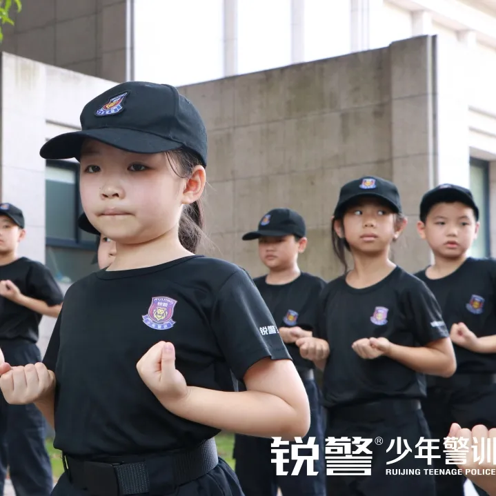 銳警少(shǎo)年(nián)警訓夏令營：化(huà)青春熱(rè)血為(wèi)鋼鐵(tiě)鋒芒