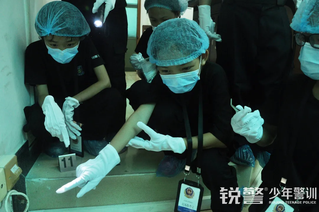 銳警少(shǎo)年(nián)警訓夏令營：化(huà)青春熱(rè)血為(wèi)鋼鐵(tiě)鋒芒