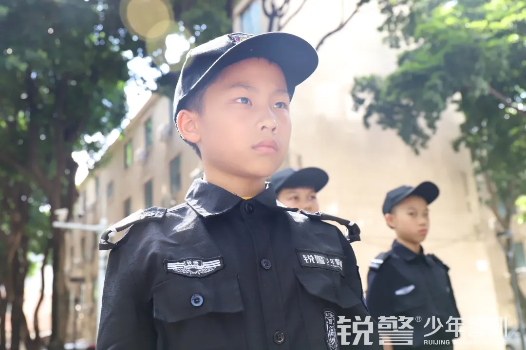 銳警少(shǎo)年(nián)警訓夏令營：化(huà)青春熱(rè)血為(wèi)鋼鐵(tiě)鋒芒