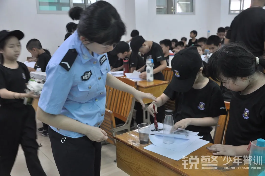 銳警少(shǎo)年(nián)警訓夏令營：化(huà)青春熱(rè)血為(wèi)鋼鐵(tiě)鋒芒