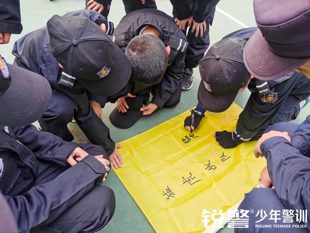 銳警少(shǎo)年(nián)警訓：海(hǎi)珠區(qū)新港中路(lù)小(xiǎo)學假前安全特警護衛營圓滿收官