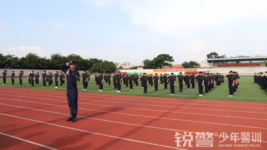 銳警少(shǎo)年(nián)警訓夏令營:走進警營,撰寫獨立堅強的(de)新篇章(zhāng)