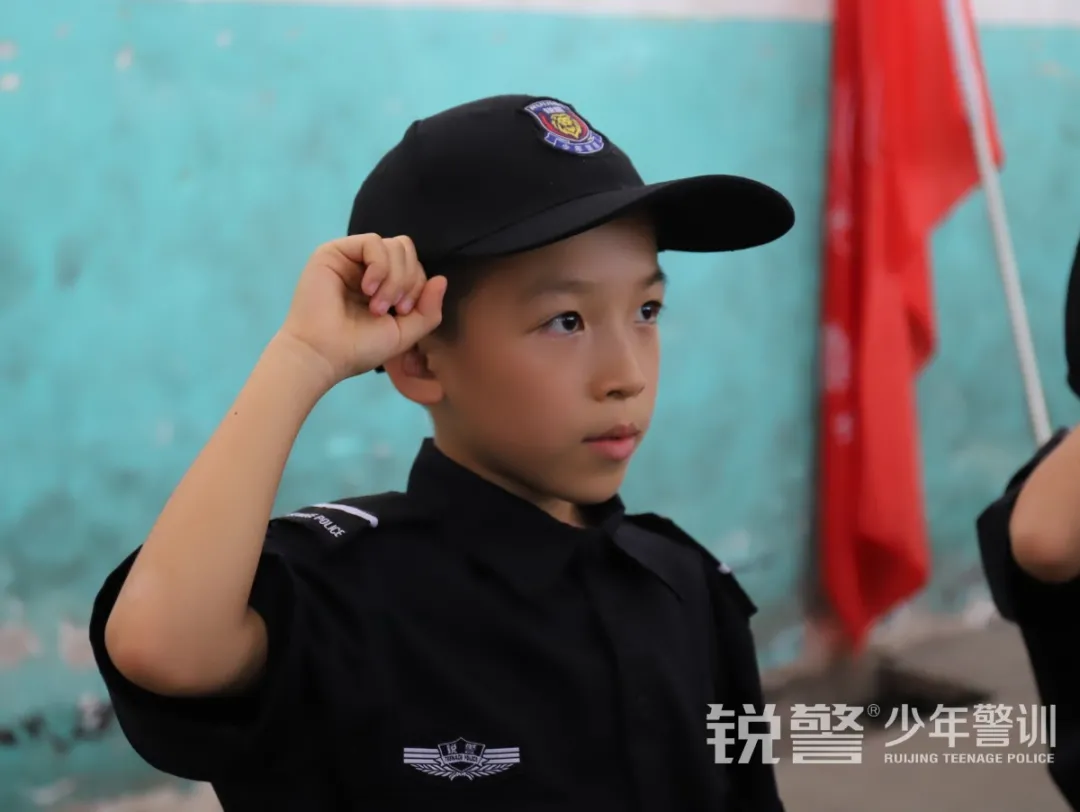 銳警少(shǎo)年(nián)警訓夏令營:走進警營,撰寫獨立堅強的(de)新篇章(zhāng)
