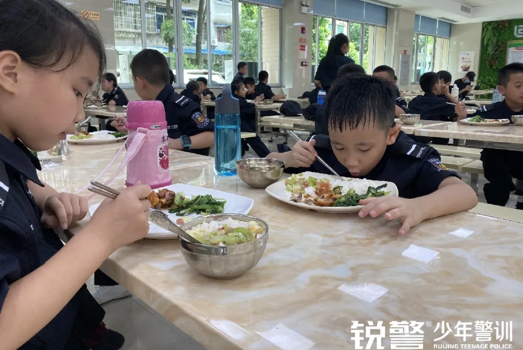 廣東(dōng)警官學院少(shǎo)年(nián)警訓提前營開(kāi)營:逆風(fēng)成長(cháng) 乘風(fēng)破浪