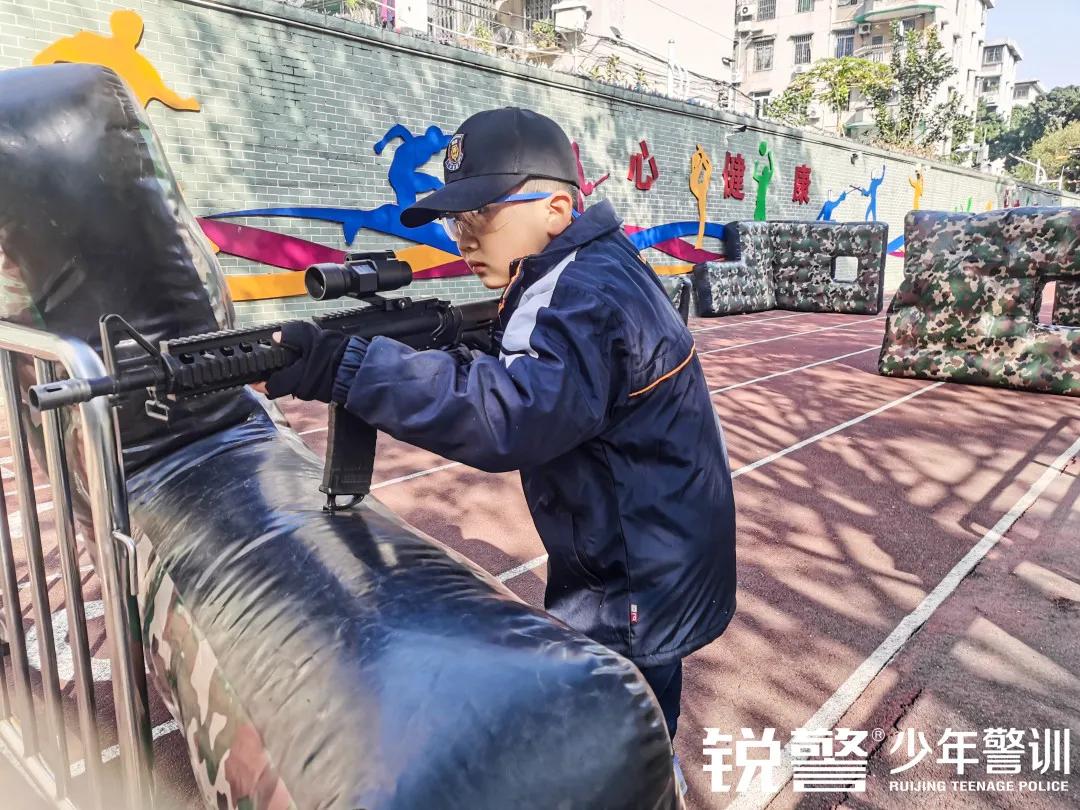 銳警少(shǎo)年(nián)警訓：海(hǎi)珠區(qū)新港中路(lù)小(xiǎo)學假前安全特警護衛營圓滿收官