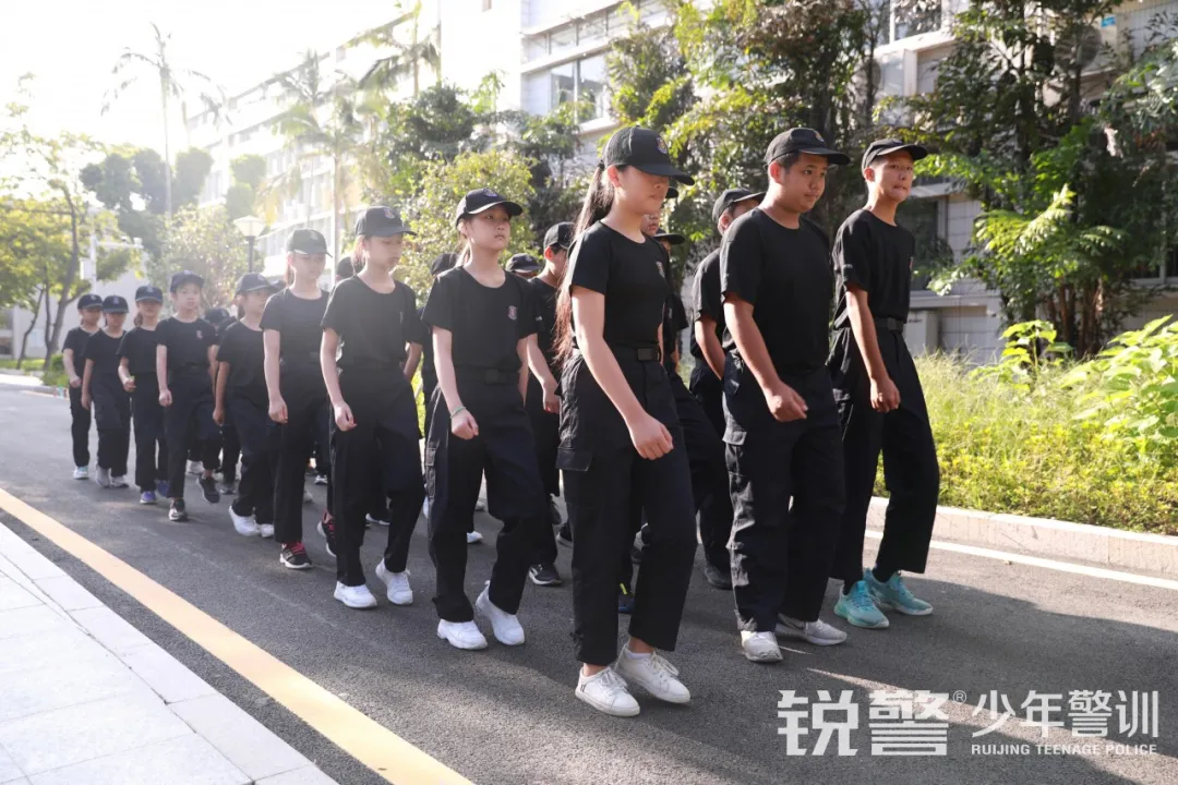 銳警少(shǎo)年(nián)警訓夏令營:走進警營,撰寫獨立堅強的(de)新篇章(zhāng)