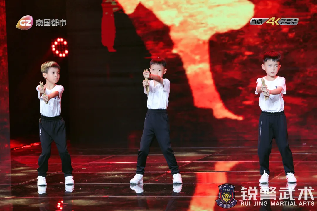 2021廣州廣播電(diàn)視(shì)台少(shǎo)兒(ér)慶六一(yī)文(wén)藝彙演,銳警武術(shù)代表隊精彩表演