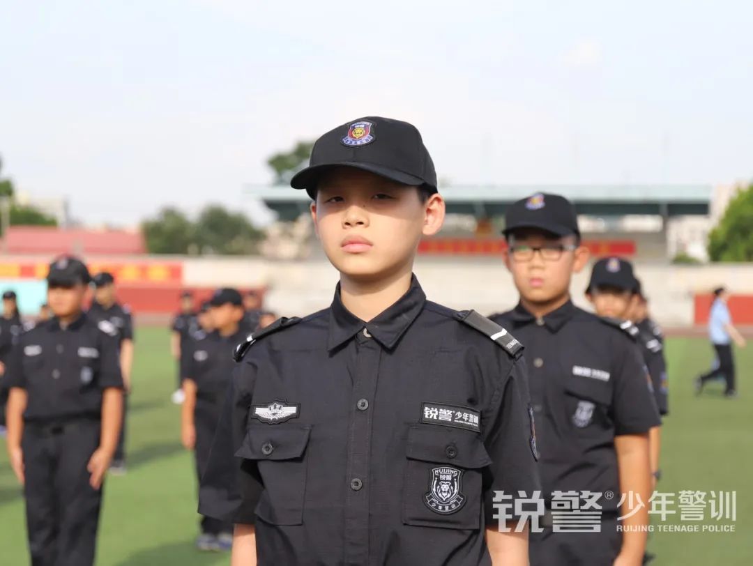 銳警少(shǎo)年(nián)警訓夏令營:走進警營,撰寫獨立堅強的(de)新篇章(zhāng)