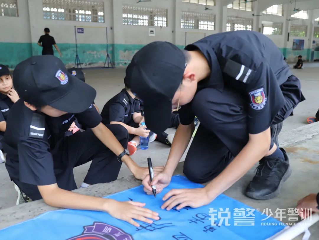 銳警少(shǎo)年(nián)警訓夏令營:走進警營,撰寫獨立堅強的(de)新篇章(zhāng)