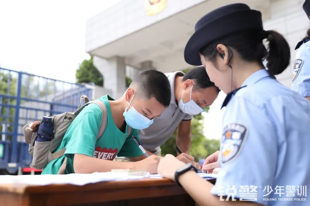 銳警少(shǎo)年(nián)警訓夏令營:走進警營,撰寫獨立堅強的(de)新篇章(zhāng)