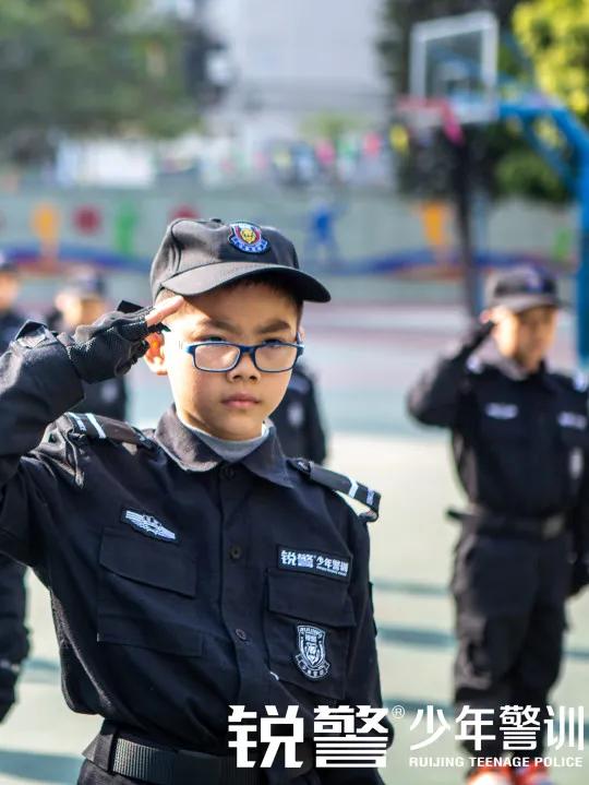 銳警少(shǎo)年(nián)警訓：海(hǎi)珠區(qū)新港中路(lù)小(xiǎo)學假前安全特警護衛營圓滿收官