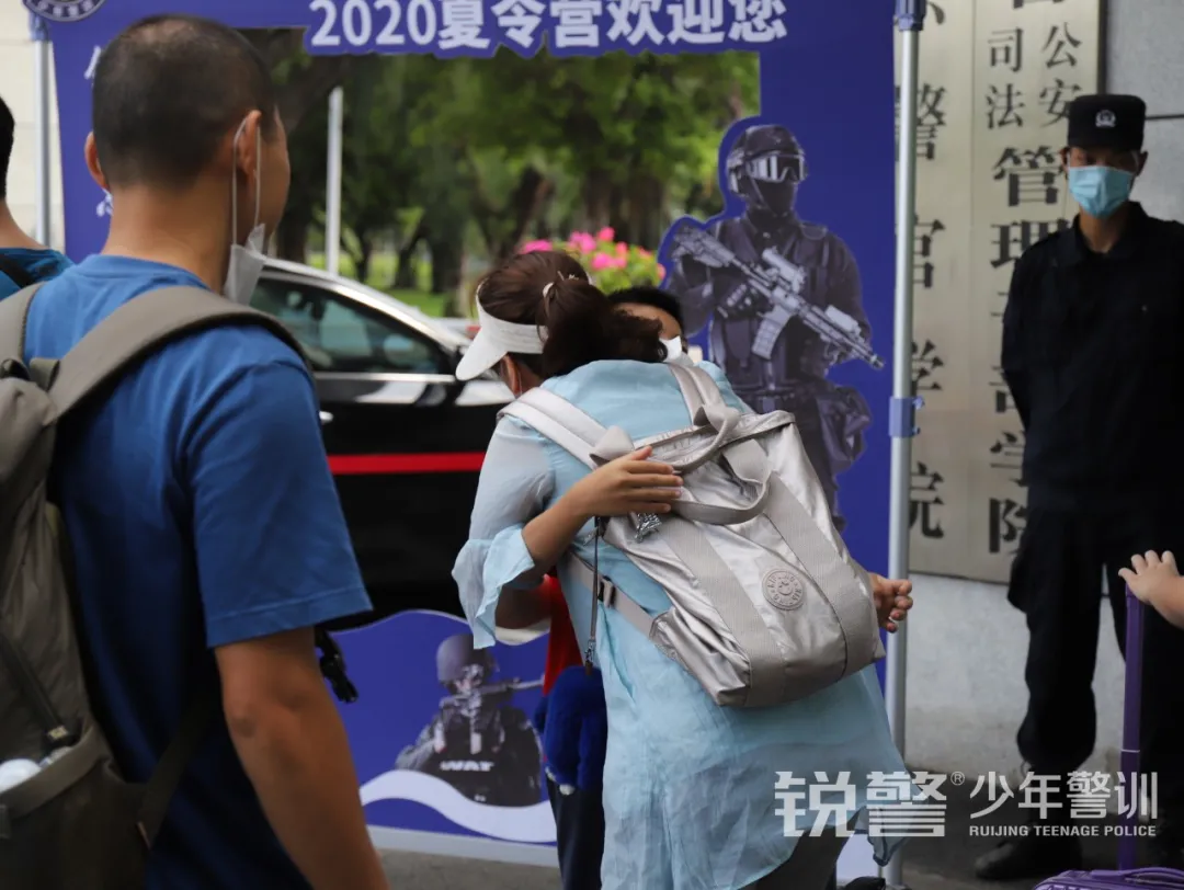 銳警少(shǎo)年(nián)警訓夏令營:走進警營,撰寫獨立堅強的(de)新篇章(zhāng)