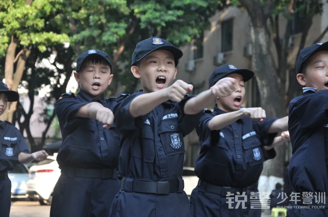 銳警少(shǎo)年(nián)警訓夏令營：化(huà)青春熱(rè)血為(wèi)鋼鐵(tiě)鋒芒