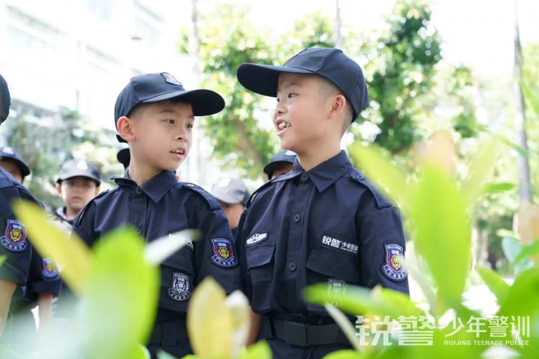 銳警少(shǎo)年(nián)警訓夏令營:走進警營,撰寫獨立堅強的(de)新篇章(zhāng)