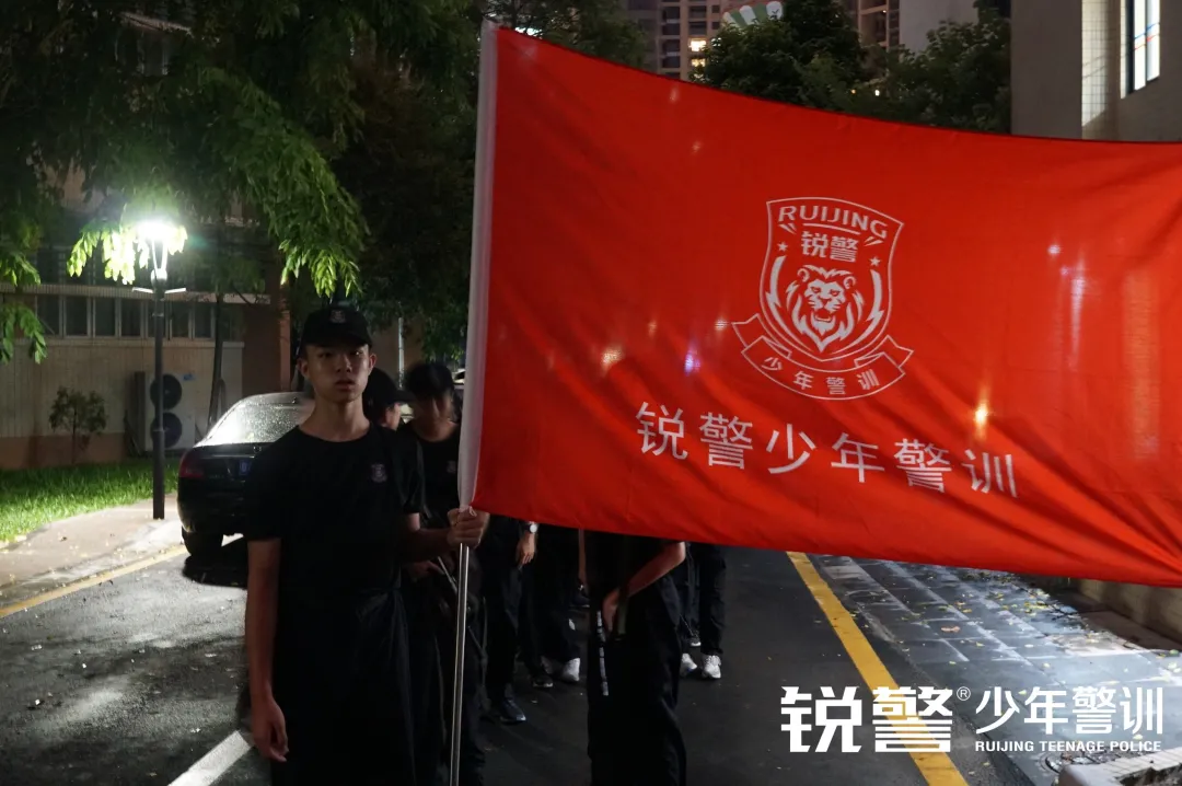 銳警少(shǎo)年(nián)警訓夏令營：化(huà)青春熱(rè)血為(wèi)鋼鐵(tiě)鋒芒