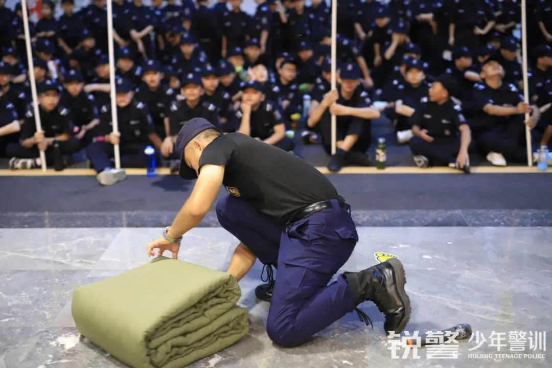 銳警少(shǎo)年(nián)警訓夏令營:走進警營,撰寫獨立堅強的(de)新篇章(zhāng)