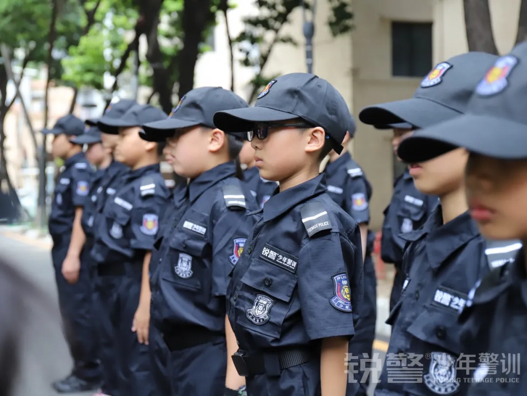 廣東(dōng)警官學院少(shǎo)年(nián)警訓提前營開(kāi)營:逆風(fēng)成長(cháng) 乘風(fēng)破浪