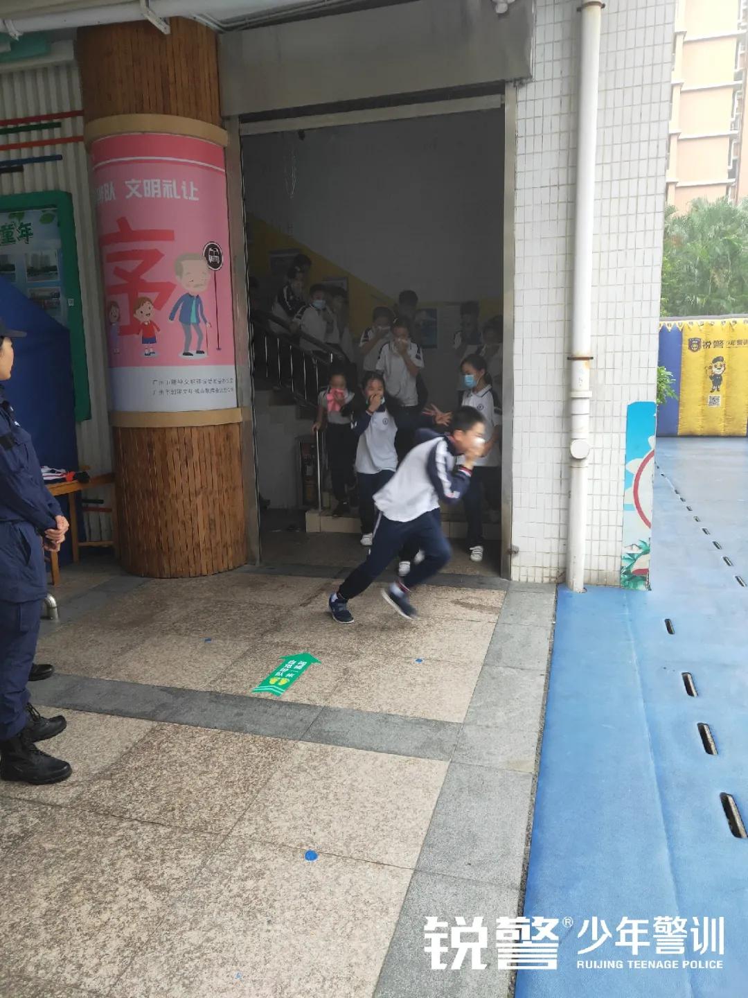 與安全同行(xíng)，走進天河(hé)區(qū)第一(yī)實驗小(xiǎo)學開(kāi)展消防安全教育活動