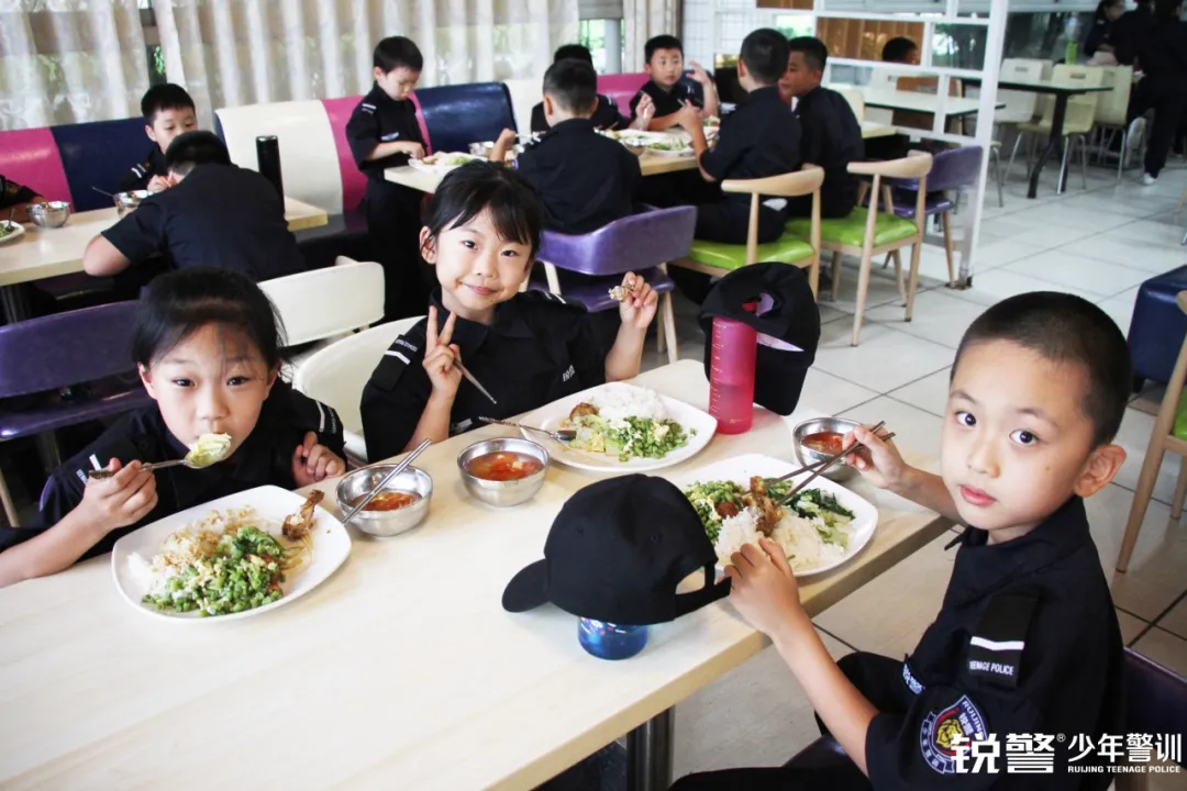 銳警少(shǎo)年(nián)警訓夏令營:走進警營,撰寫獨立堅強的(de)新篇章(zhāng)