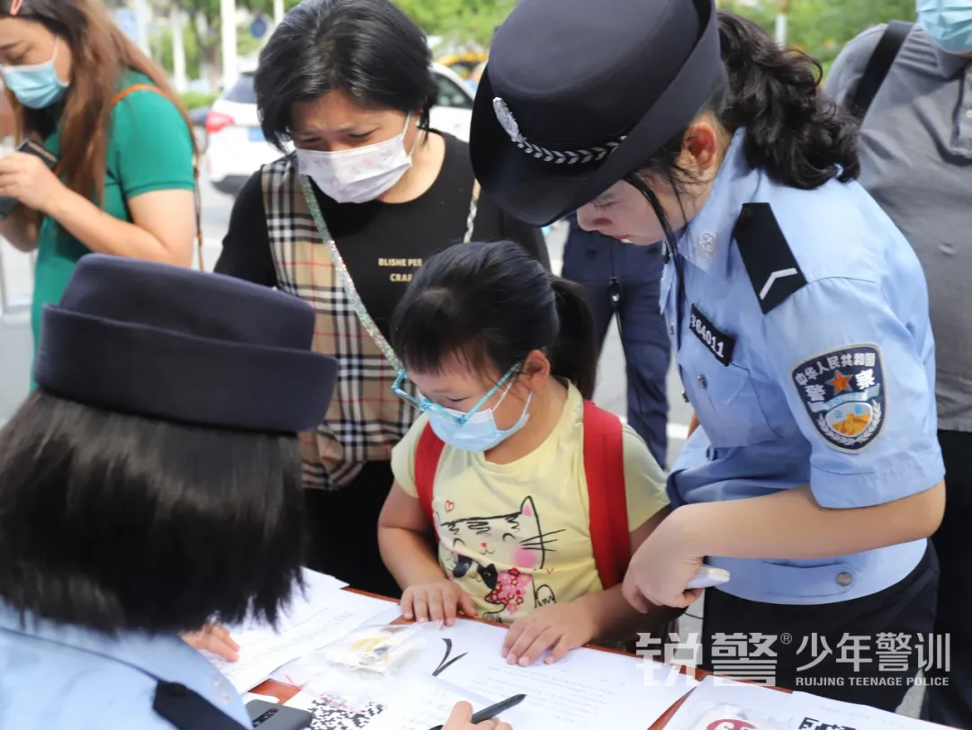 銳警少(shǎo)年(nián)警訓夏令營:走進警營,撰寫獨立堅強的(de)新篇章(zhāng)