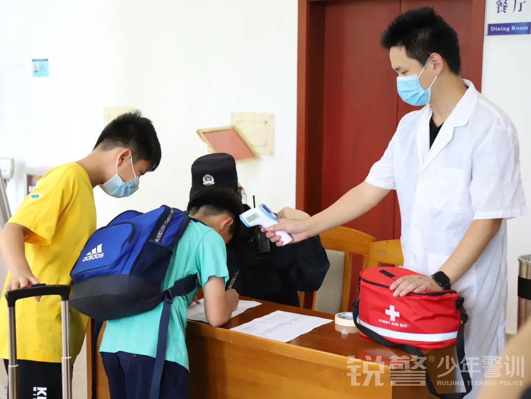 銳警夏令營：國(guó)際ISO雙認證，高(gāo)規格高(gāo)标準，讓每一(yī)個(gè)孩子(zǐ)更安全