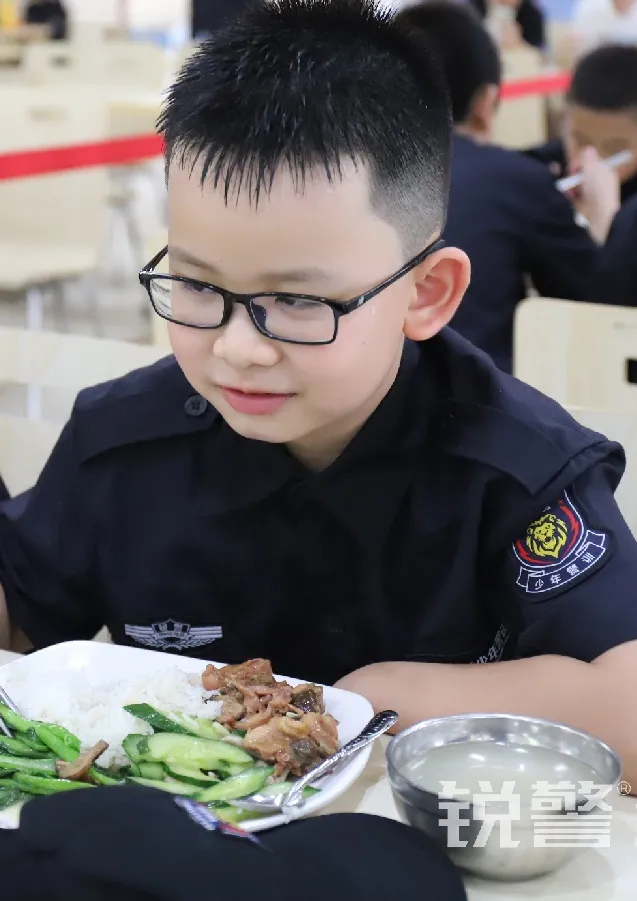 銳警少(shǎo)年(nián)警訓夏令營:走進警營,撰寫獨立堅強的(de)新篇章(zhāng)