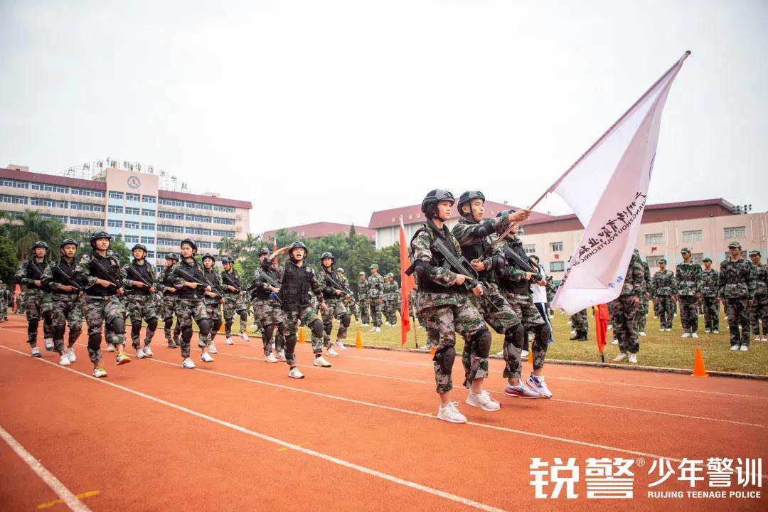 軍事(shì)素質拓展：一(yī)身(shēn)戎裝，乘風(fēng)破浪