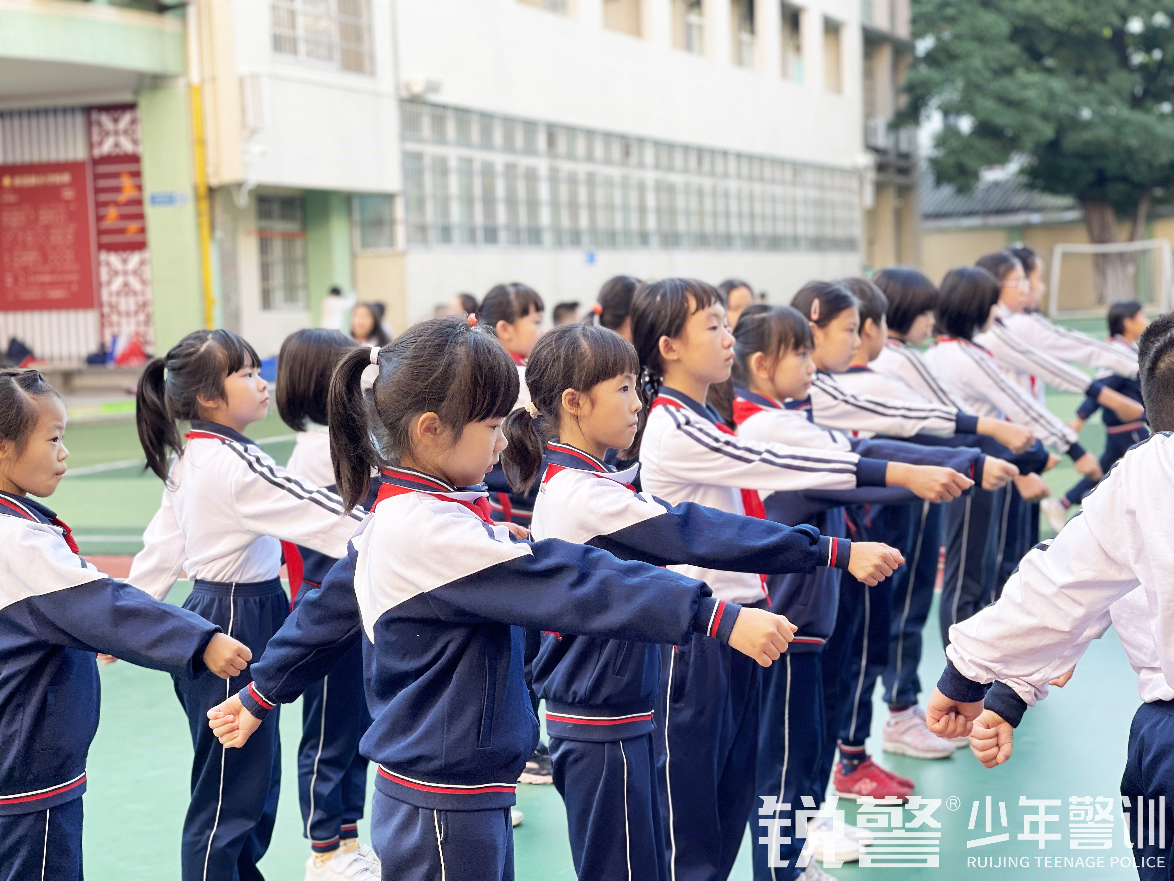 銳警少(shǎo)年(nián)警訓 踐行(xíng)“雙減”強體(tǐ)魄，海(hǎi)珠區(qū)前進路(lù)小(xiǎo)學素質拓展訓練