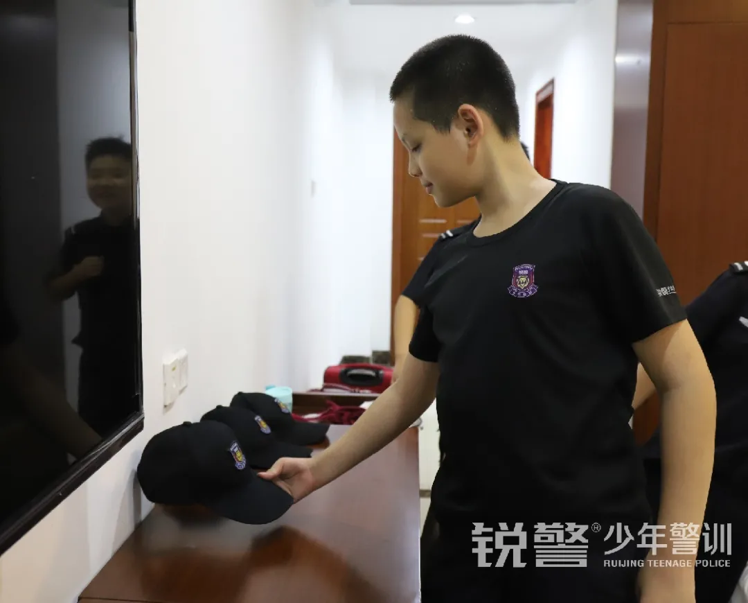銳警少(shǎo)年(nián)警訓夏令營:走進警營,撰寫獨立堅強的(de)新篇章(zhāng)