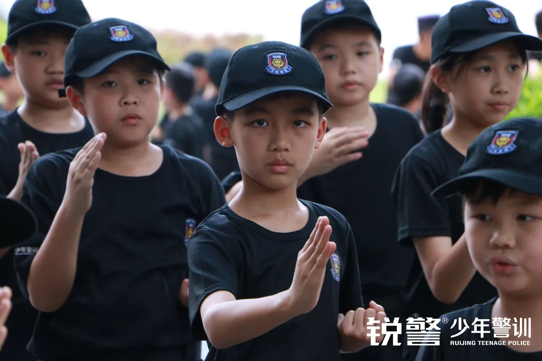 銳警少(shǎo)年(nián)警訓夏令營：化(huà)青春熱(rè)血為(wèi)鋼鐵(tiě)鋒芒