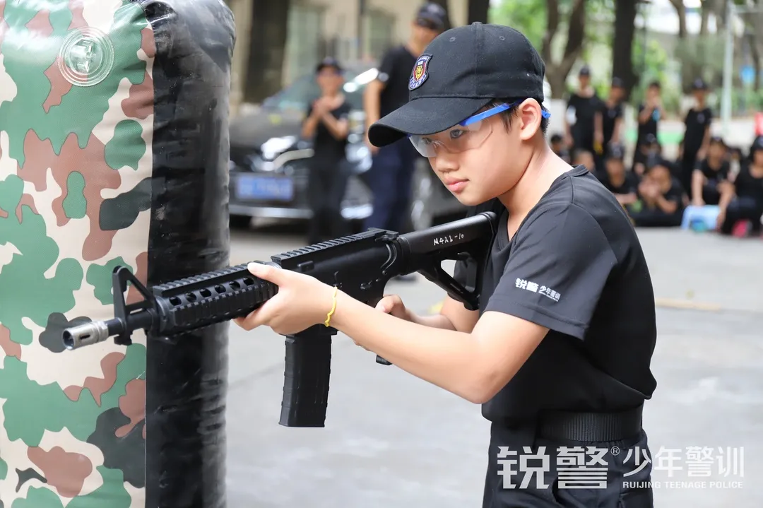 銳警少(shǎo)年(nián)警訓夏令營：化(huà)青春熱(rè)血為(wèi)鋼鐵(tiě)鋒芒