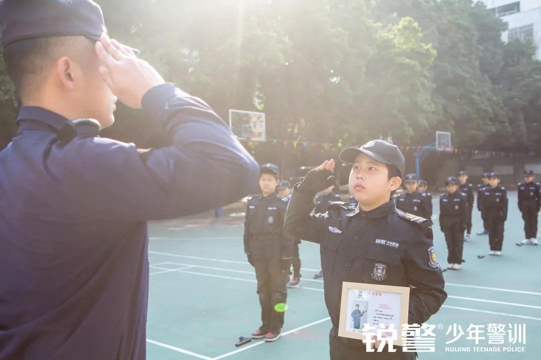 銳警少(shǎo)年(nián)警訓：海(hǎi)珠區(qū)新港中路(lù)小(xiǎo)學假前安全特警護衛營圓滿收官