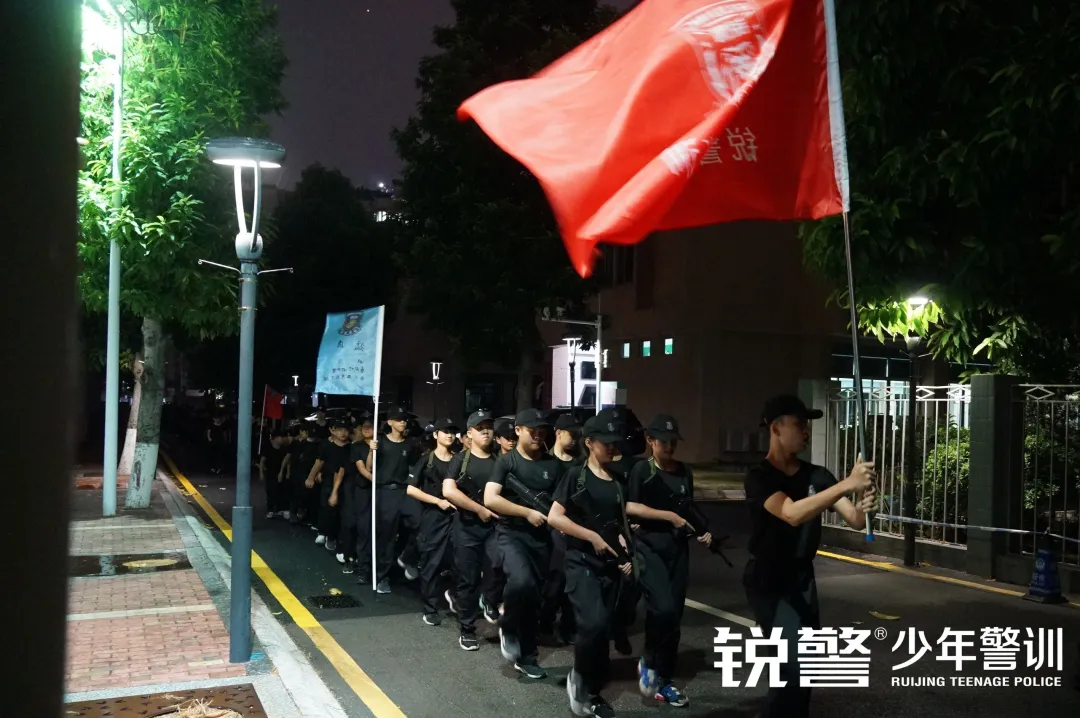 銳警少(shǎo)年(nián)警訓夏令營：化(huà)青春熱(rè)血為(wèi)鋼鐵(tiě)鋒芒