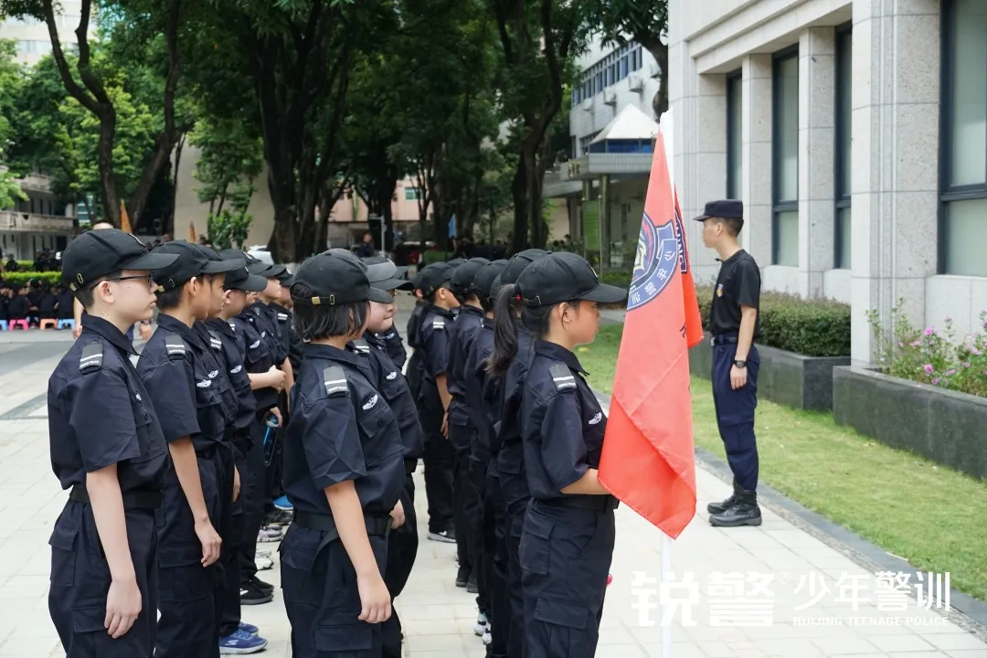 銳警少(shǎo)年(nián)警訓夏令營：化(huà)青春熱(rè)血為(wèi)鋼鐵(tiě)鋒芒