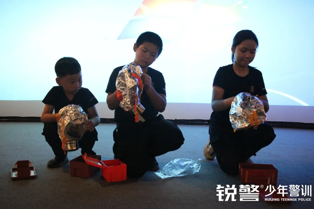 銳警少(shǎo)年(nián)警訓夏令營：化(huà)青春熱(rè)血為(wèi)鋼鐵(tiě)鋒芒