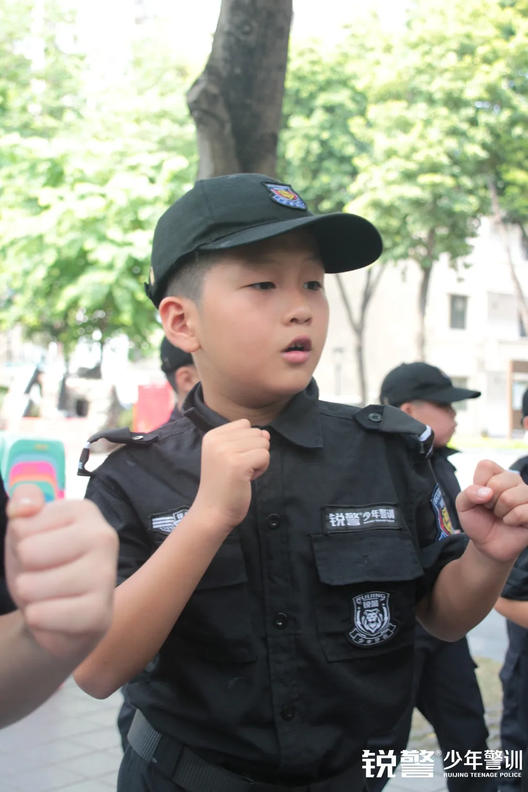 銳警少(shǎo)年(nián)警訓夏令營：化(huà)青春熱(rè)血為(wèi)鋼鐵(tiě)鋒芒