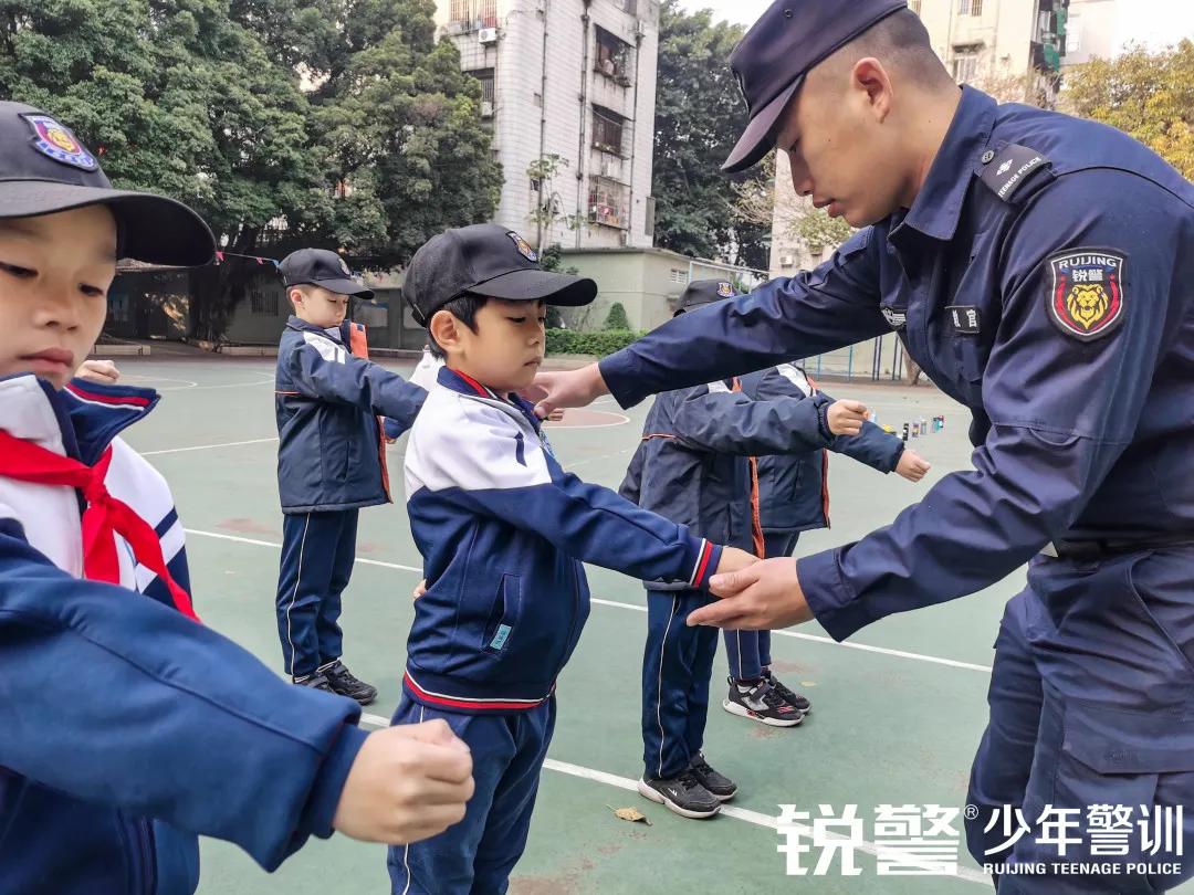 銳警少(shǎo)年(nián)警訓：海(hǎi)珠區(qū)新港中路(lù)小(xiǎo)學假前安全特警護衛營圓滿收官