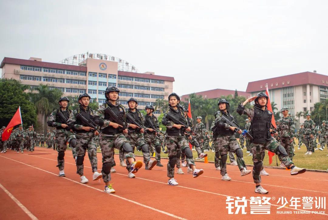 軍事(shì)素質拓展：一(yī)身(shēn)戎裝，乘風(fēng)破浪