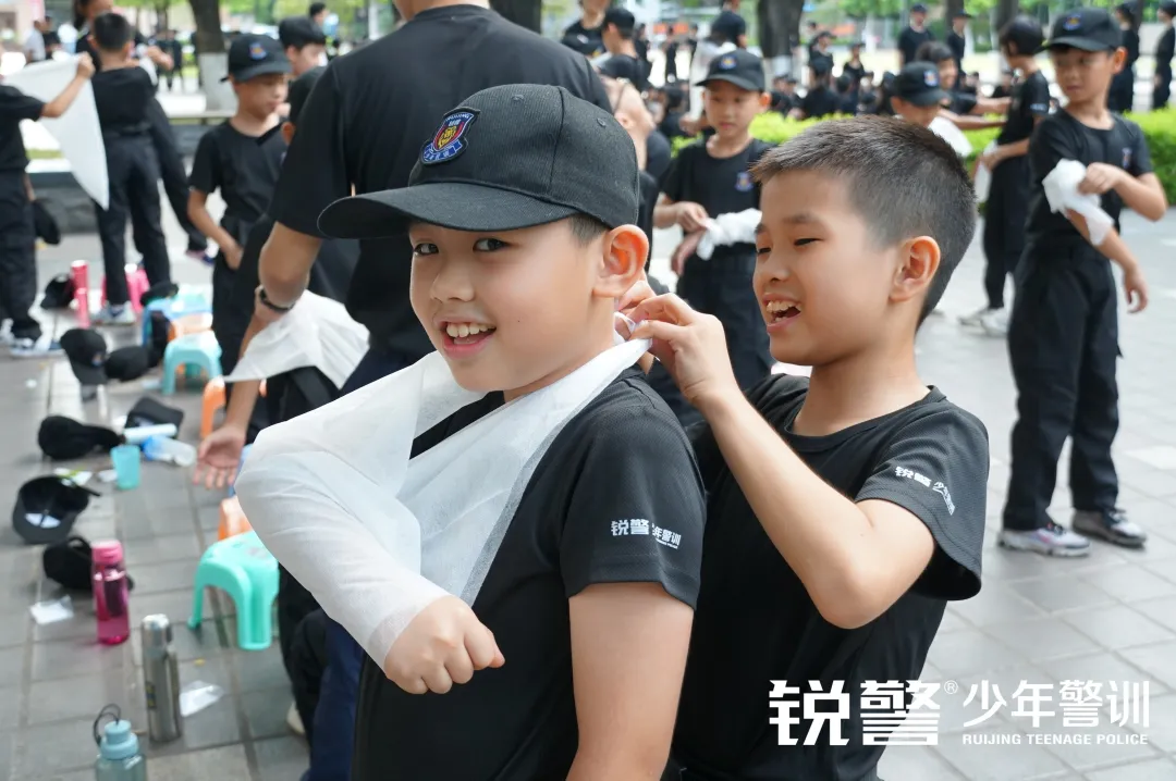 銳警少(shǎo)年(nián)警訓夏令營：化(huà)青春熱(rè)血為(wèi)鋼鐵(tiě)鋒芒