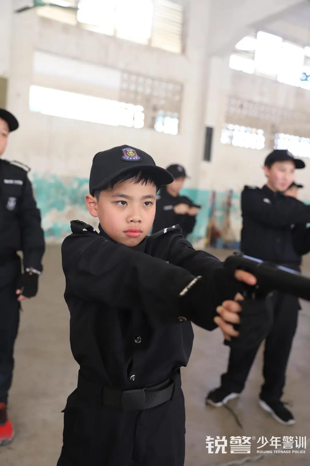 特警突擊營圓滿結營:曆經警訓淬煉,成就(jiù)英勇少(shǎo)年(nián)