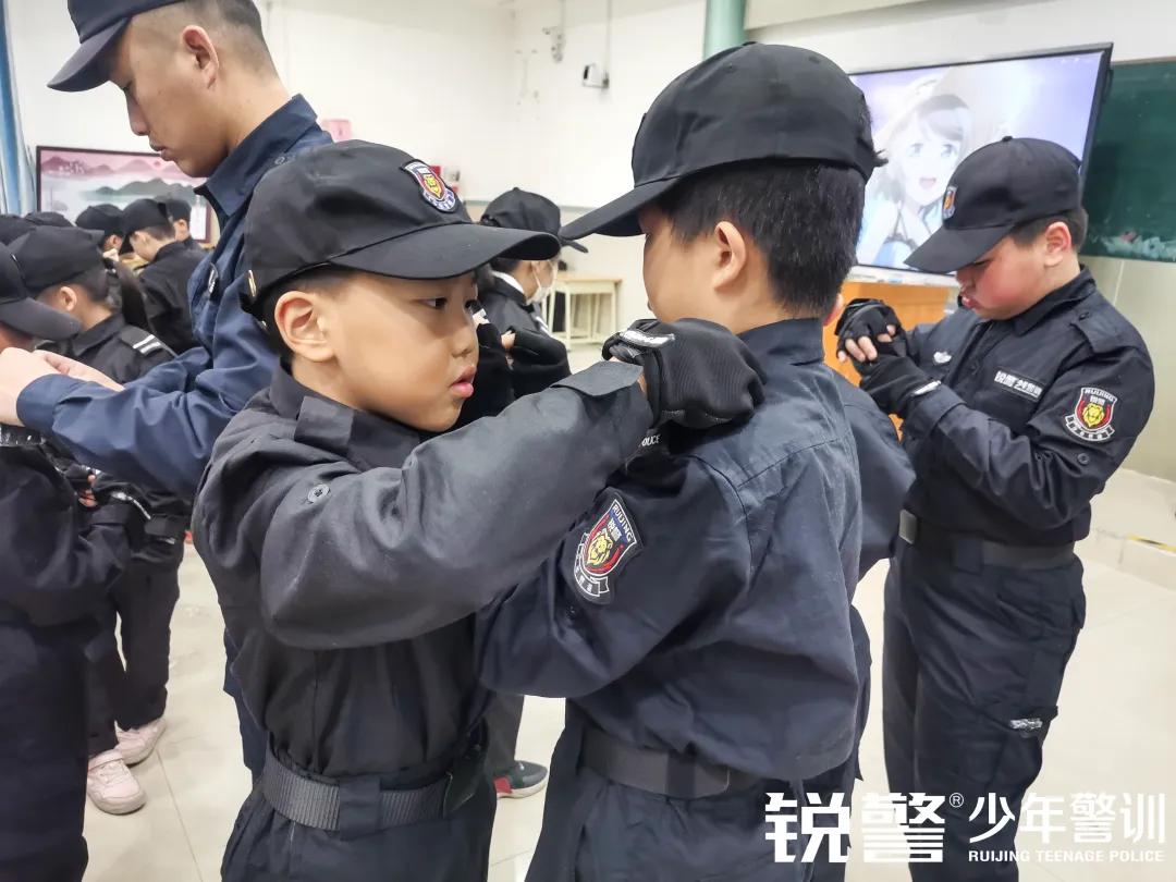 銳警少(shǎo)年(nián)警訓：海(hǎi)珠區(qū)新港中路(lù)小(xiǎo)學假前安全特警護衛營圓滿收官