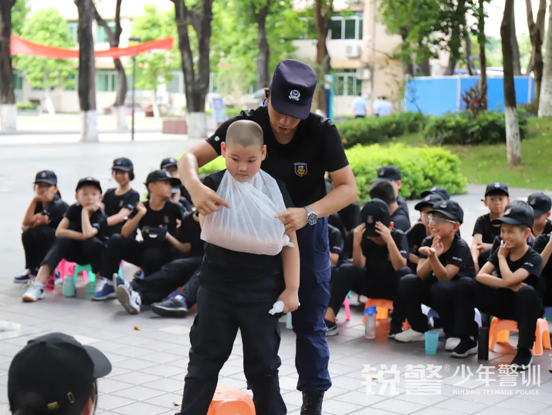 銳警少(shǎo)年(nián)警訓夏令營：化(huà)青春熱(rè)血為(wèi)鋼鐵(tiě)鋒芒