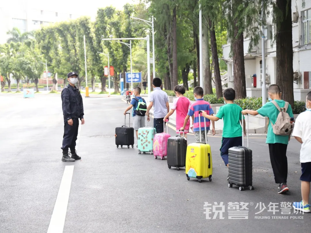 銳警少(shǎo)年(nián)警訓夏令營:走進警營,撰寫獨立堅強的(de)新篇章(zhāng)